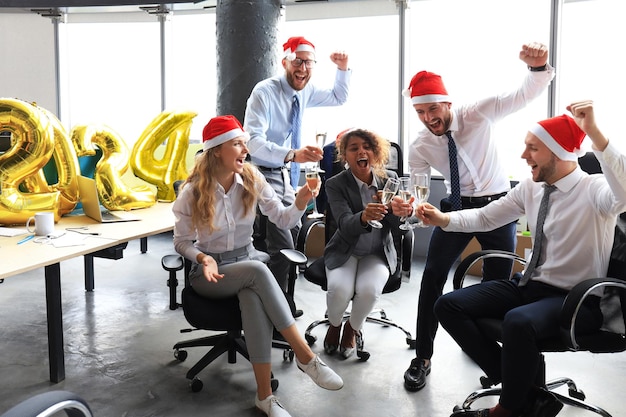 Foto la gente de negocios está celebrando el feliz año nuevo 2024 en una oficina moderna