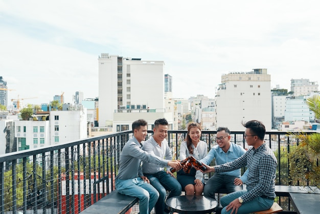 Gente de negocios celebrando reunión exitosa