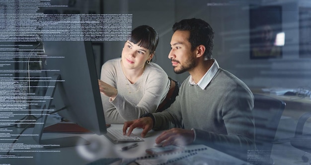 La gente de negocios codifica con una computadora de colaboración y tecnología de la información para la asociación de codificación y la superposición Reunión del equipo de desarrollo de software y hombre con mujer en la oficina enfocada y escribiendo