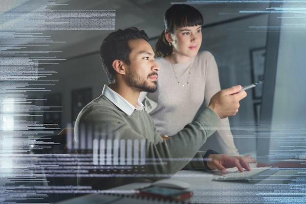 Gente de negocios codificando con asociación y tecnología de la información con colaboración de pantalla de computadora y superposición de código Equipo de desarrollo de software y hombre con mujer en el enfoque y la reunión de la oficina