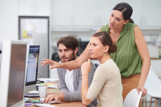 Gente de negocios computadora y colaboración o retroalimentación sobre asesoramiento de proyectos e Internet para la investigación Sitio web de empleados y trabajo en equipo sobre el informe en la oficina consultoría y solución para la propuesta en el trabajo