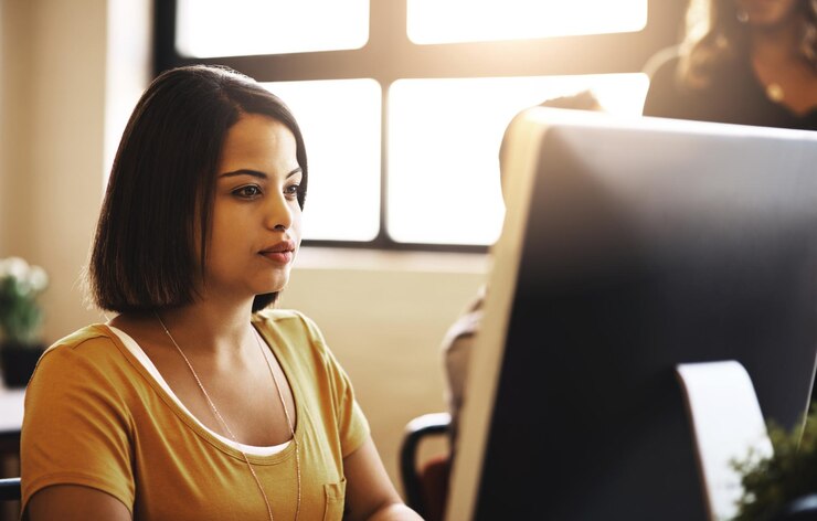 Foto gente de negocios computadora y mujer en la oficina pensando o internet con planificación notificación por correo electrónico o ideas empleado consultor o periodista con creatividad redacción o fecha límite para el proyecto