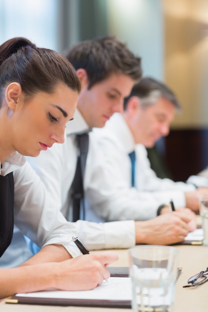 Foto gente de negocios concentrados tomando notas