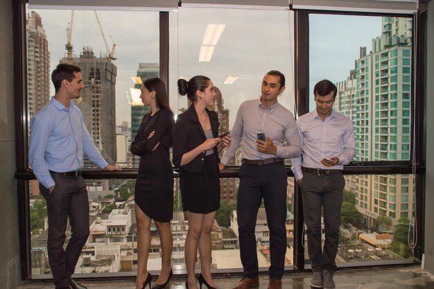 Foto gente de negocios contra la ventana