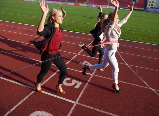 gente de negocios corriendo juntos en la pista de carreras de atletismo