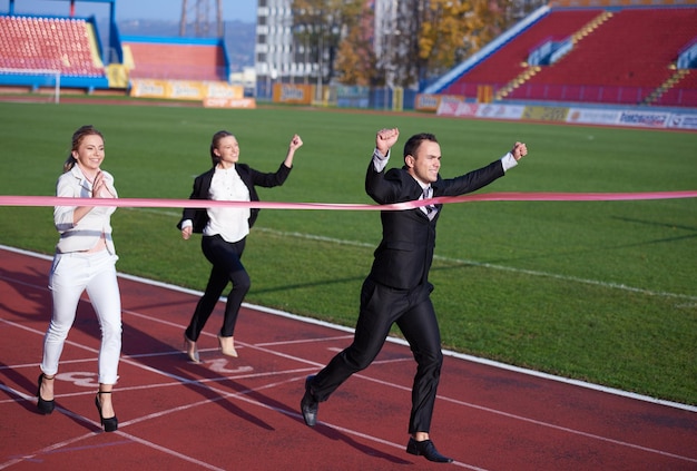 gente de negocios corriendo juntos en la pista de carreras de atletismo