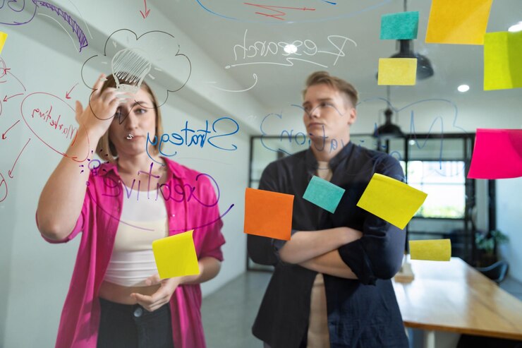 Foto gente de negocios creativa discutiendo sobre la resolución de problemas de marketing inmaculada