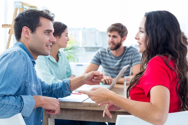 Gente de negocios creativos en discusión