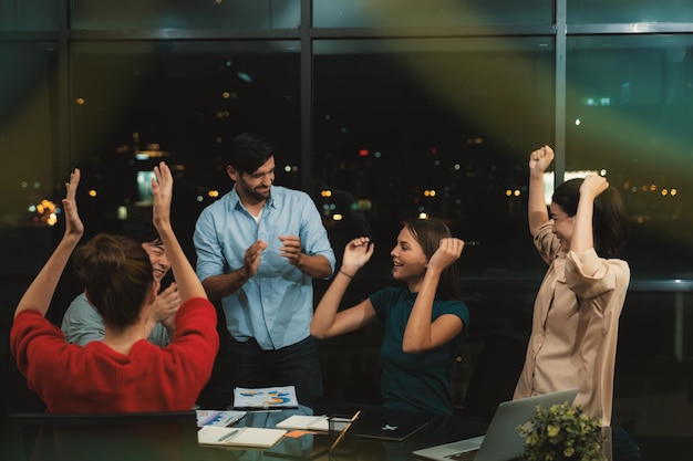 Gente de negocios dando un alto cinco juntos mientras el compañero de trabajo aplaude las manos tracería