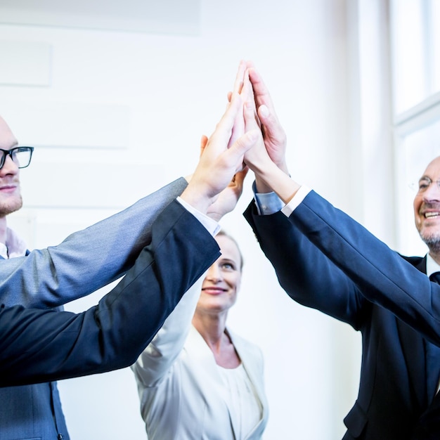 Gente de negocios dando un "high-five" en la oficina