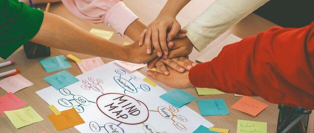 Foto gente de negocios dando la mano en la sala de reuniones variegated