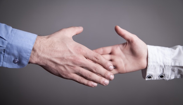 Foto gente de negocios dándose la mano. compañero de negocios. concepto de trato