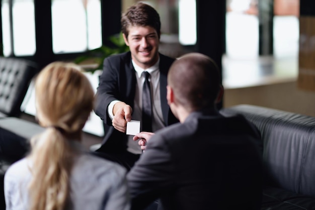 gente de negocios dándose la mano hacer trato y firmar contrato