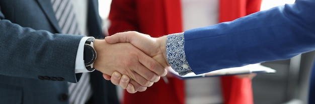 Foto gente de negocios dándose la mano en la oficina concepto de asociaciones comerciales de primer plano