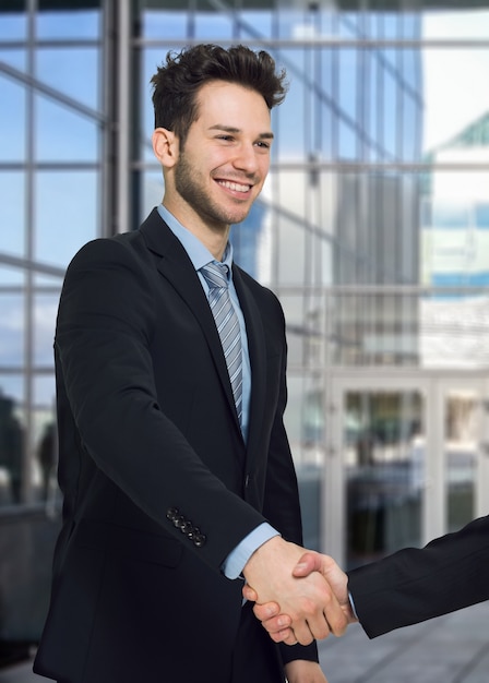 Gente de negocios dándose la mano en una oficina