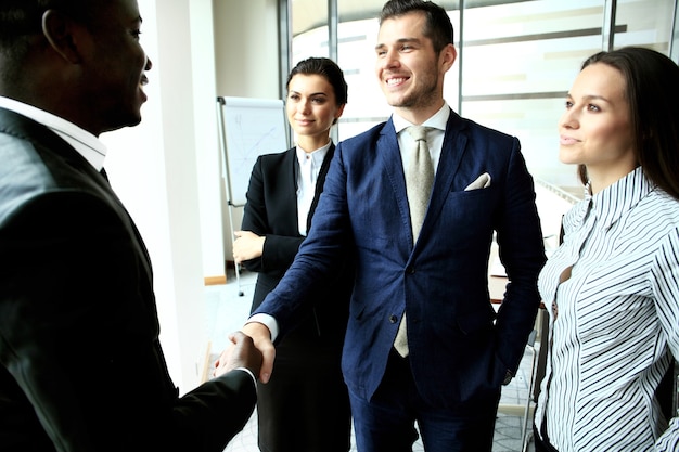 Gente de negocios dándose la mano, terminando una reunión