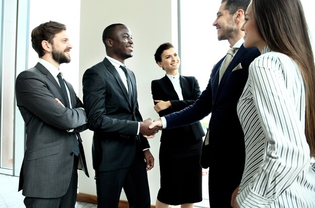 Gente de negocios dándose la mano, terminando una reunión