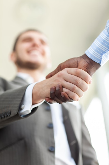 Foto gente de negocios dándose la mano, terminando una reunión