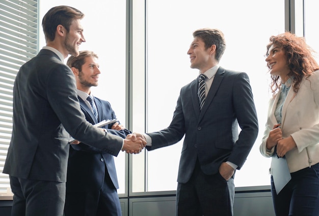 Gente de negocios dándose la mano terminando una reunión