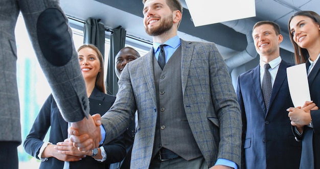 Gente de negocios dándose la mano, terminando una reunión