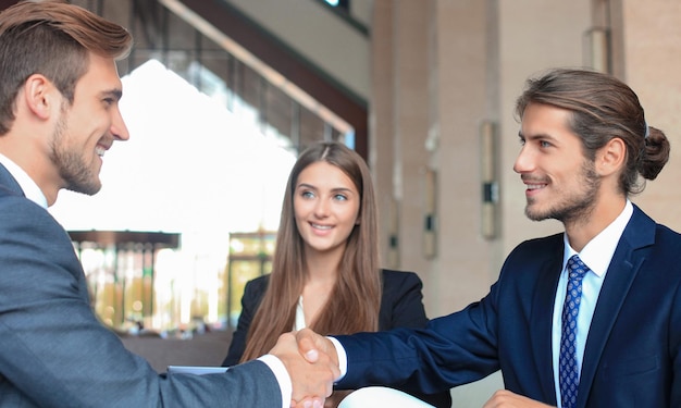 Foto gente de negocios dándose la mano, terminando una reunión