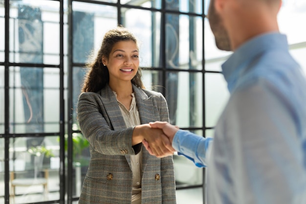 Gente de negocios dándose la mano, terminando una reunión