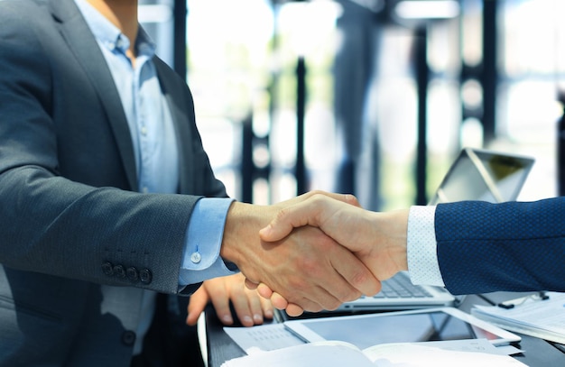 Foto gente de negocios dándose la mano, terminando una reunión