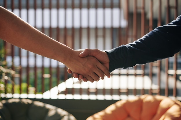 Foto gente de negocios dándose la mano