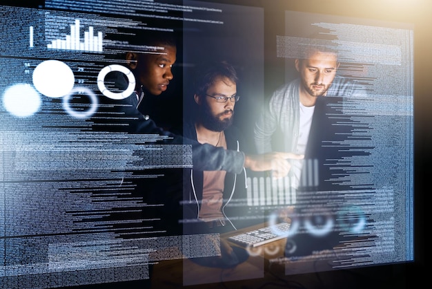 Gente de negocios datos y noche con superposición en análisis desarrollo futuro o estadísticas en la oficina Grupo de jóvenes desarrolladores que trabajan hasta tarde en tecnología futurista con gráfico o rendimiento