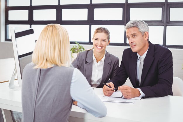 Gente de negocios discutiendo con el cliente