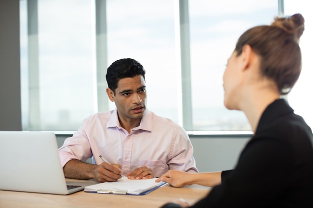 Gente de negocios discutiendo contrato durante la reunión