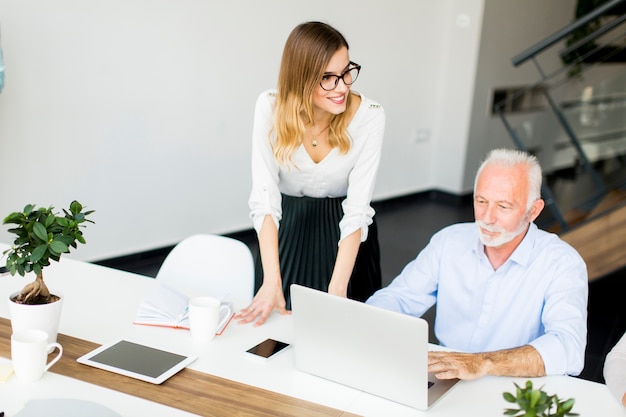 Gente de negocios discutiendo una estrategia y trabajando juntos en la oficina