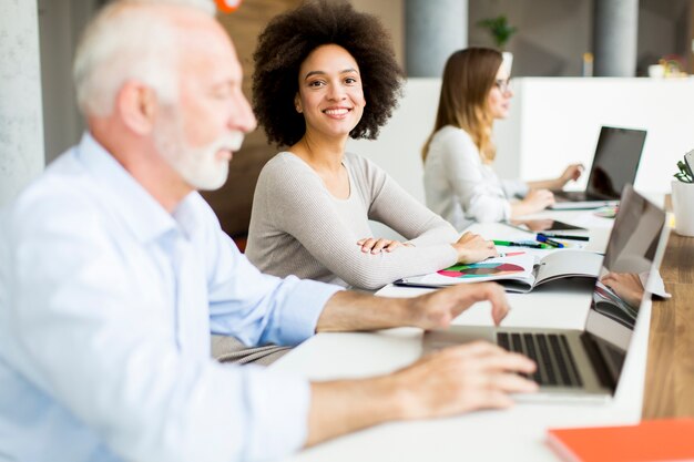 Gente de negocios discutiendo una estrategia y trabajando juntos en la oficina