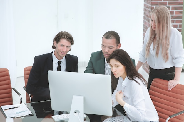 Gente de negocios discutiendo información financiera, sentado en su escritorio.El concepto de trabajo en equipo.