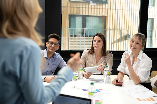 Foto gente de negocios discutiendo juntos en el trabajo