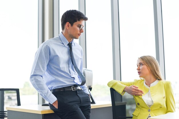 Gente de negocios discutiendo en la oficina