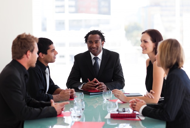 Gente de negocios discutiendo en una reunión