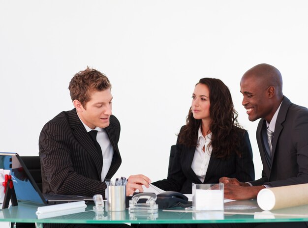 Gente de negocios discutiendo en una reunión