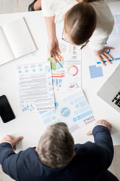 Foto gente de negocios discutiendo sobre los objetivos y estrategias de la empresa.