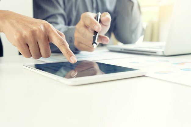 Foto gente de negocios discutiendo sobre una tableta digital en la mesa