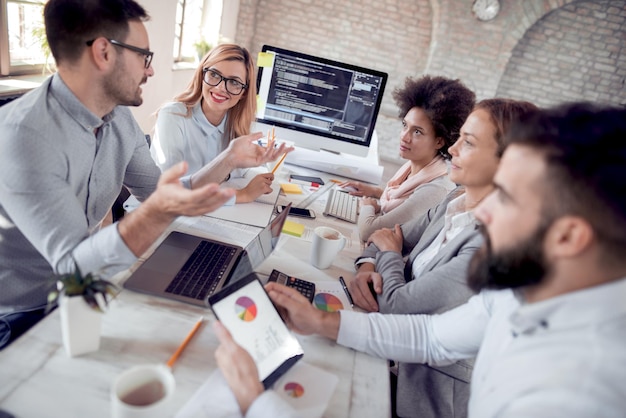 Gente de negocios discutiendo las tablas y gráficos