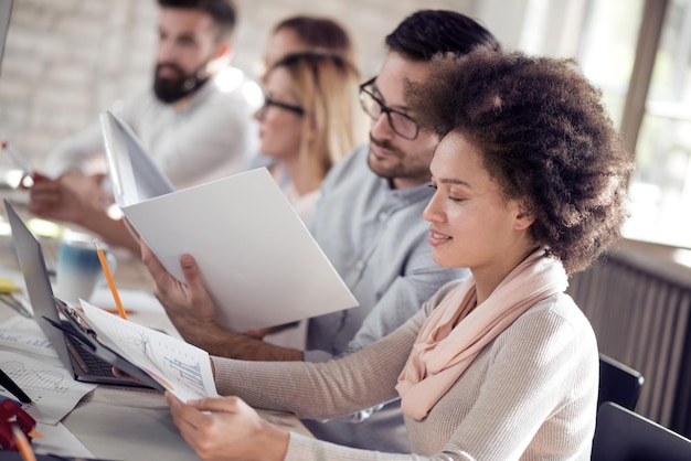 Foto gente de negocios discutiendo las tablas y gráficos