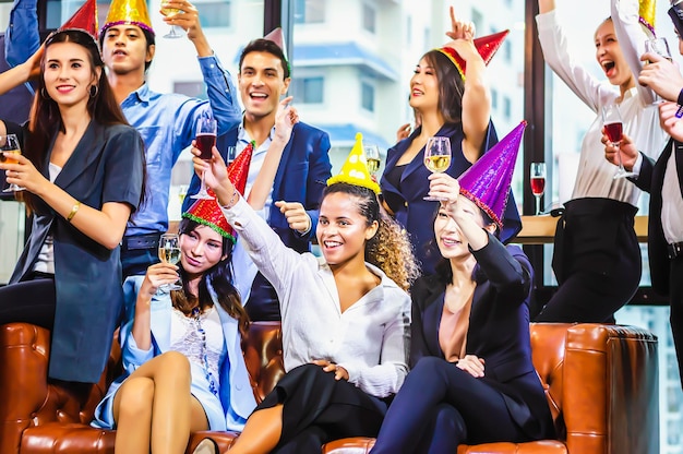 Foto gente de negocios disfrutando de bebidas en una fiesta