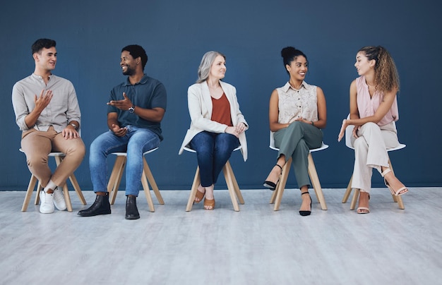 Gente de negocios de diversidad y fila de presidentes de contratación en el vestíbulo para la incorporación de la fuerza laboral Cooperación en comunicación y sala de espera para una reunión de entrevistas de empresas corporativas profesionales