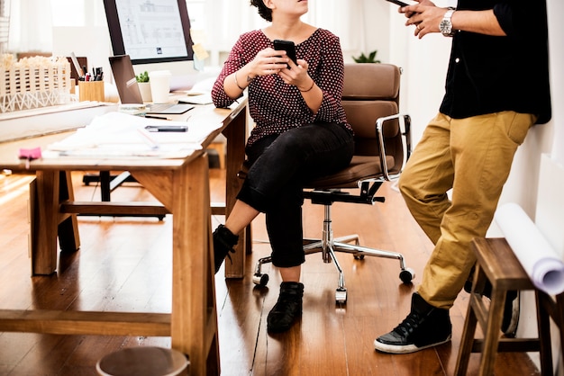 Gente de negocios diversos trabajando