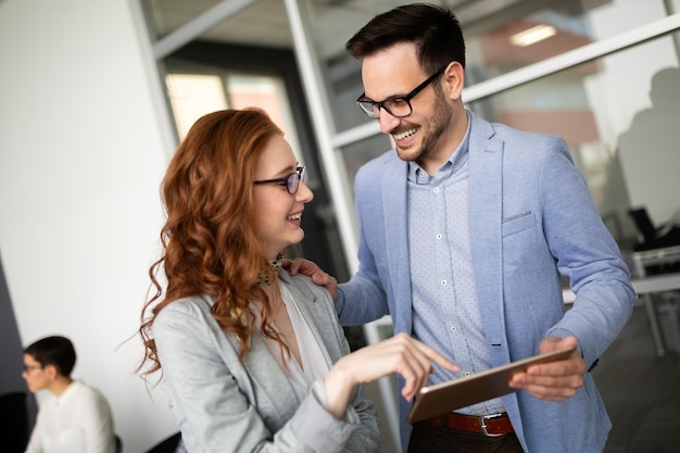 Gente de negocios divirtiéndose y charlando en la oficina del lugar de trabajo