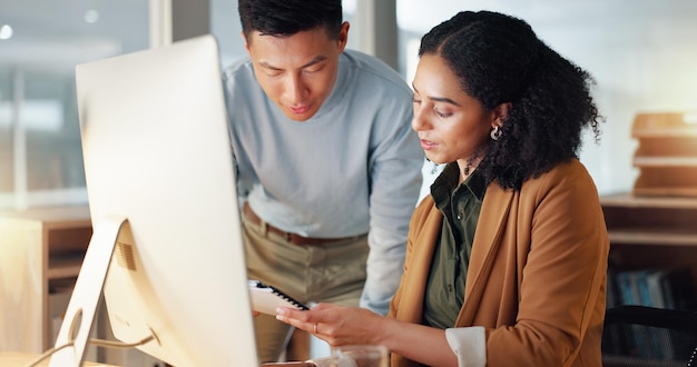 Gente de negocios documentos y entrenamiento en la planificación de horarios proyecto o estrategia juntos en la oficina Hombre dando papeleo a la mujer para revisar plan o tareas en computadora en la investigación en equipo en el lugar de trabajo