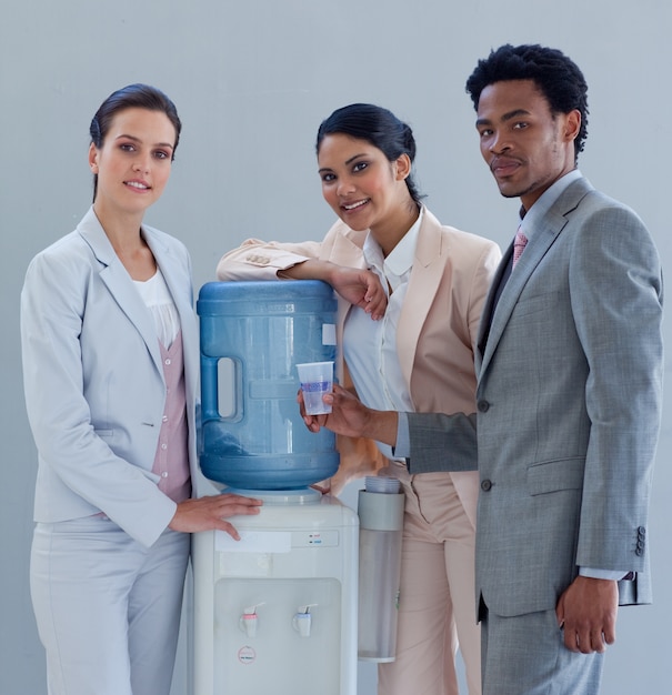 Gente de negocios con un enfriador de agua en la oficina