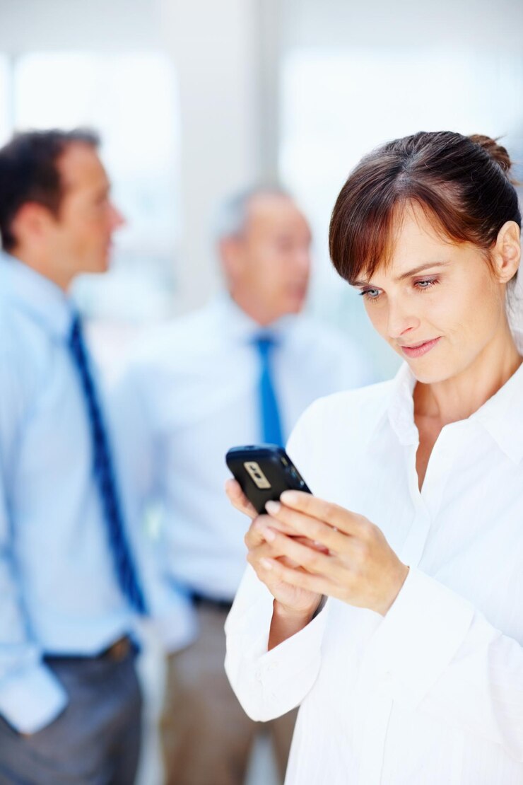 Foto gente de negocios escribiendo y mujer con una conexión de teléfono inteligente e internet con contacto de equipo y fecha límite persona empleada o agente con usuario de teléfono celular y aplicación digital con lectura en línea