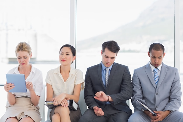 Gente de negocios esperando una entrevista de trabajo